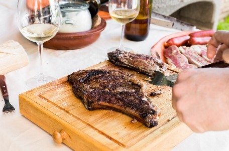 Which Steakhouse Near Me Offers the Best Cuts of Steak